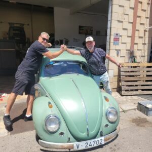 Equipo de BBT HOT ROD asistiendo un Volkswagen Oval Pre54 2