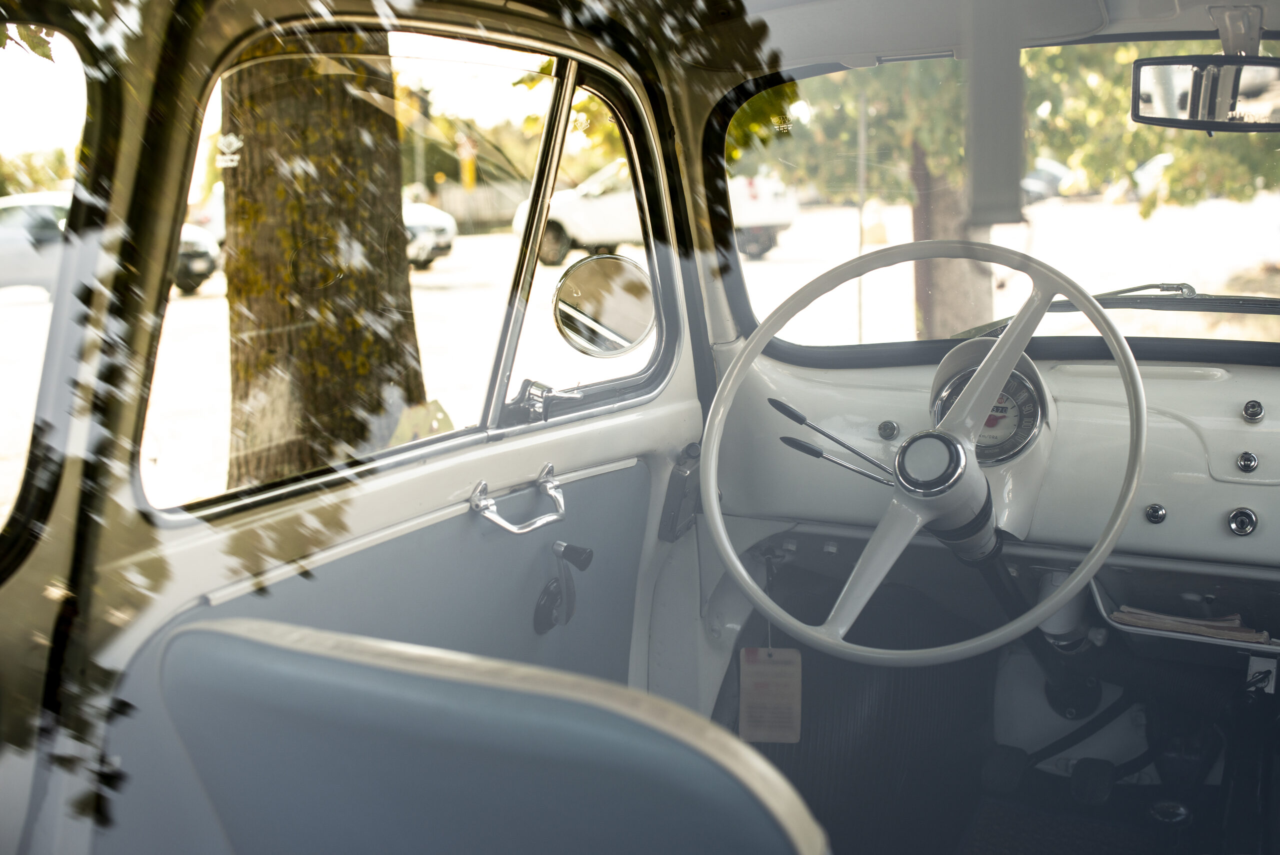 Interior blanco coche clásico retro