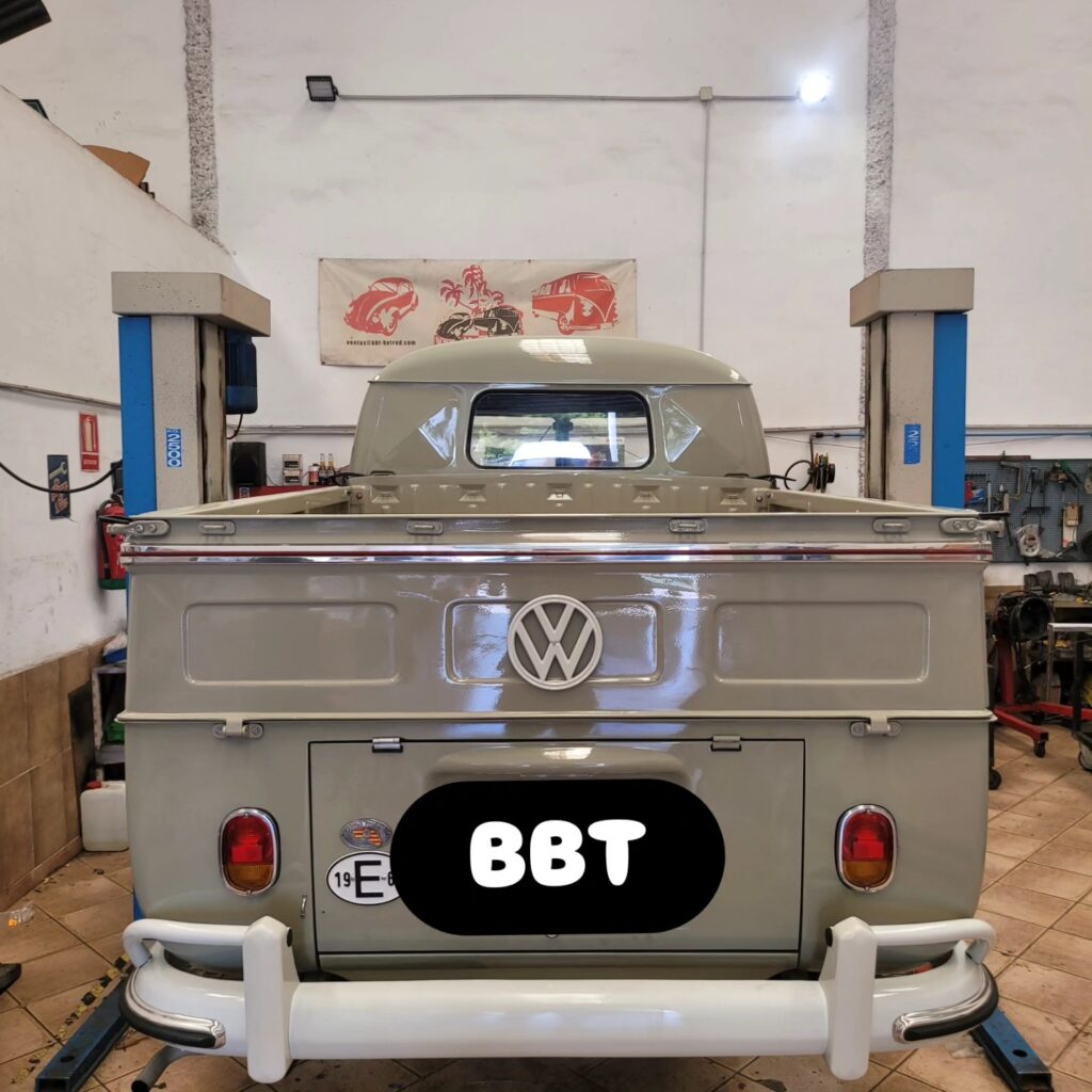 Volkswagen T1 Doka 1962 siendo restaurado